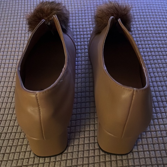 Tan shoes, immitation leather, decorative fur pom-poms - Picture 2 of 6